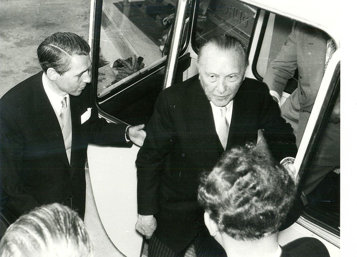 Bundeskanzler Konrad Adenauer fuhr als Schirmherr der Bundesgartenschau 1957 bei der Eröffnungsfeier auch mit der Rheinseilbahn.