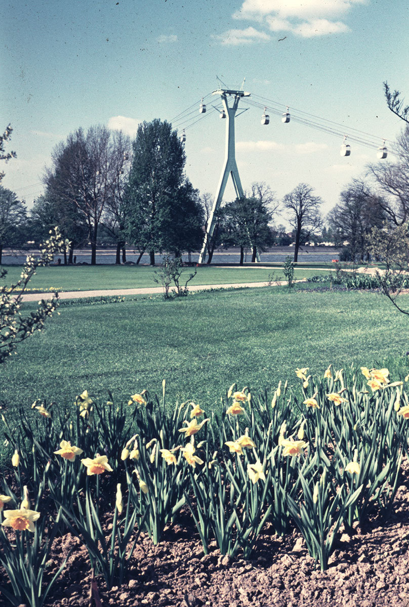 Vom Rheinpark aus ist die Seilbahn gut als Attraktion zu erkennen.