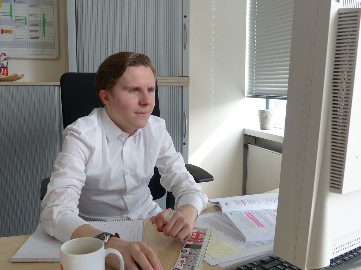 Thomas Lipke macht seine Ausbildung bei der KVB zum Kaufmann für Verkehrsservice.