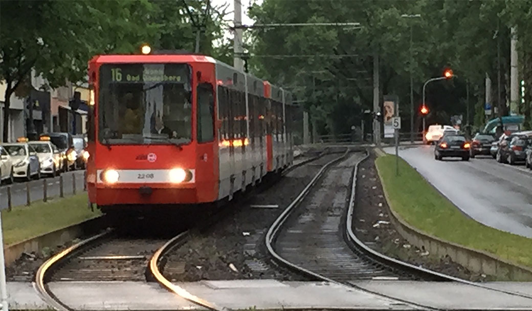KVB Stadtbahn Linie 16 vor der Fahrt in eine Kurve