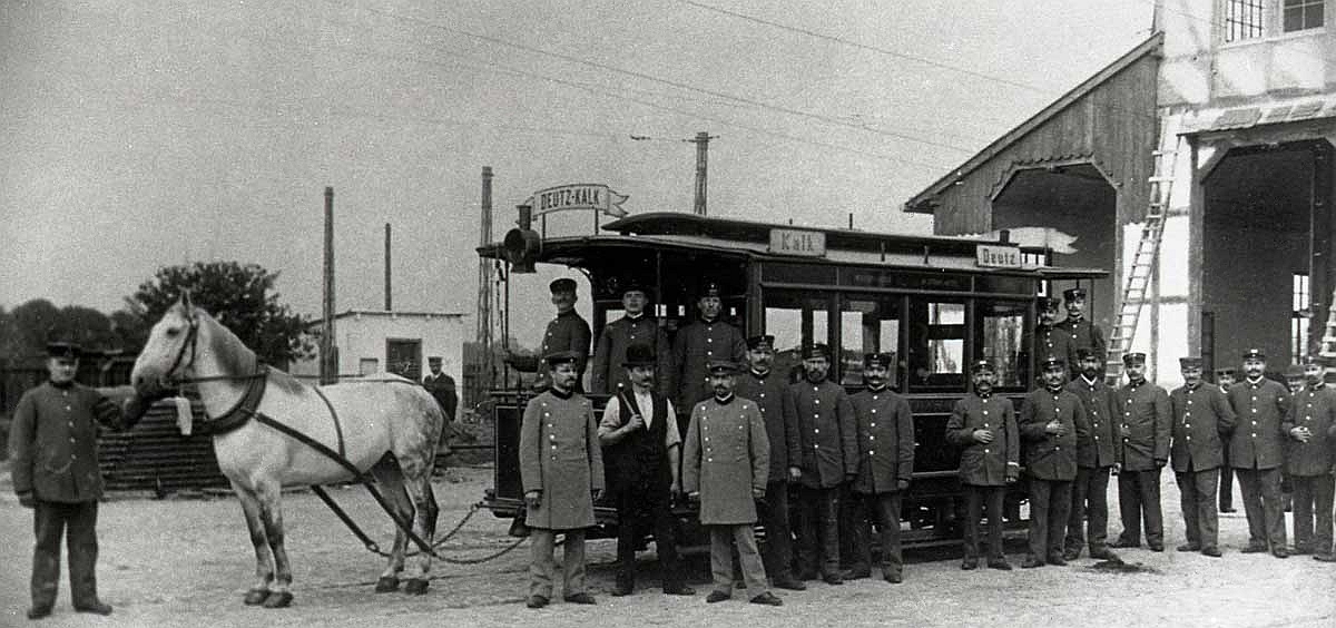 Die erste Pferdebahnlinie verkehrte zwischen den Kölner Vorstädten Deutz und Kalk und nahm am 20. Mail 1877 ihren Betrieb auf.