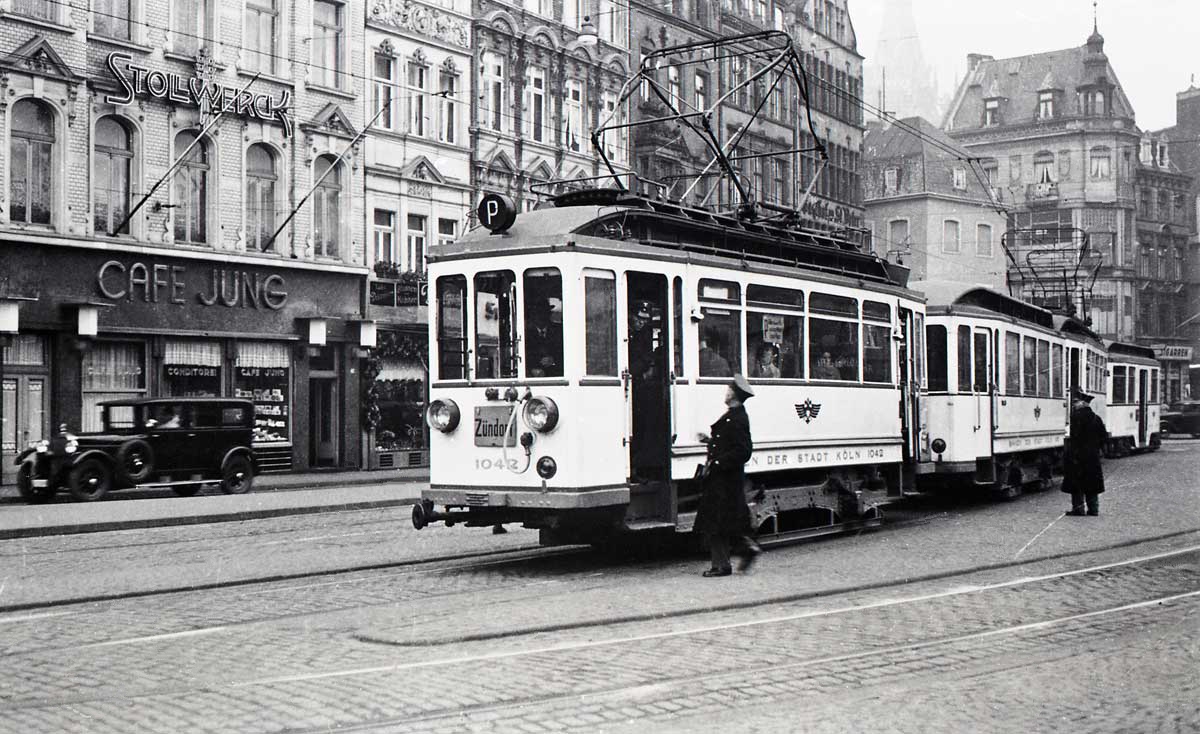 Ein Vorortbahnzug der Linie P nach Porz an der Kölner Endhaltstelle, am Heumarkt, Mitte der 1930er Jahre.