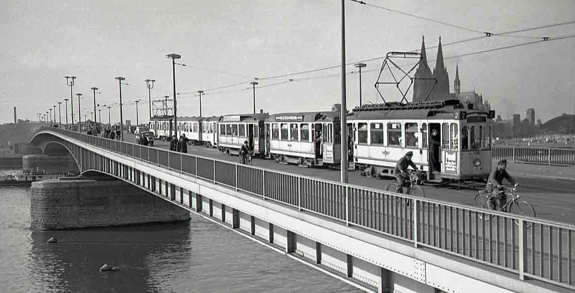 Einen Tag nach Inbetriebnahme der neuen Deutzer Brücke am 16.10.1948 nahm die Linie 2 den Verkehr zwischen Bocklemünd – Emberg auf.