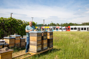 Jürgen Fraeter mit seinen Bienenvölkern