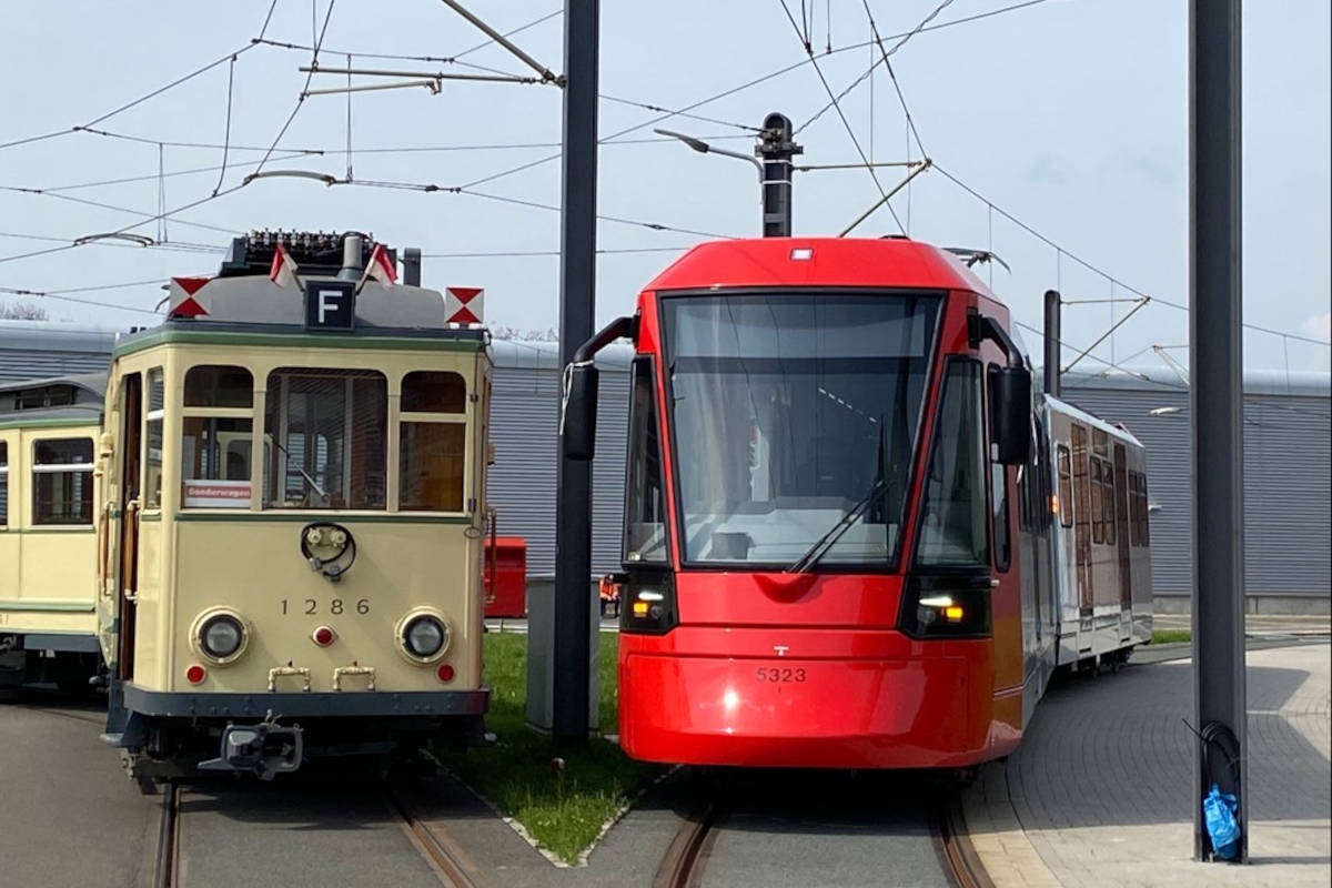 Alte und neue Stadtbahn stehen nebeneinander