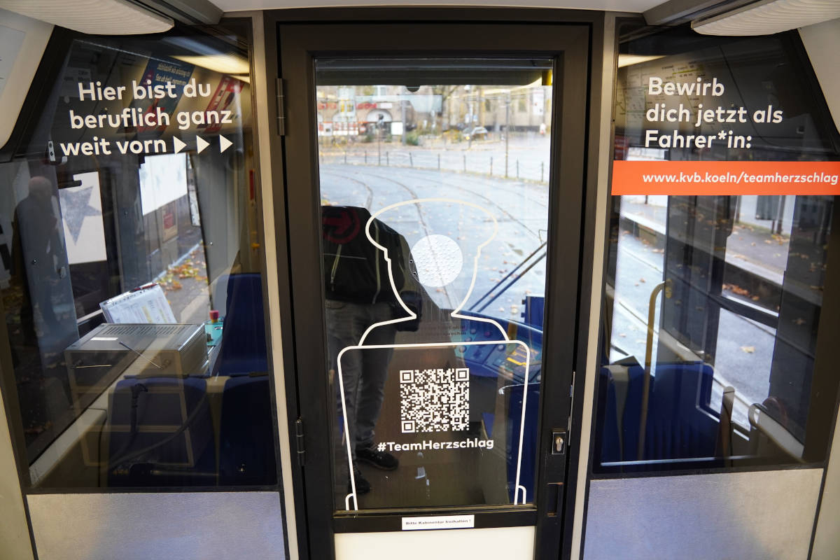 Werbung zur Mitarbeit an der Fahrertür einer Stadtbahn