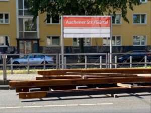 Haltestelle Aachener Straße/Gürtel - Materialien für Bauarbeiten werden bereitgestellt