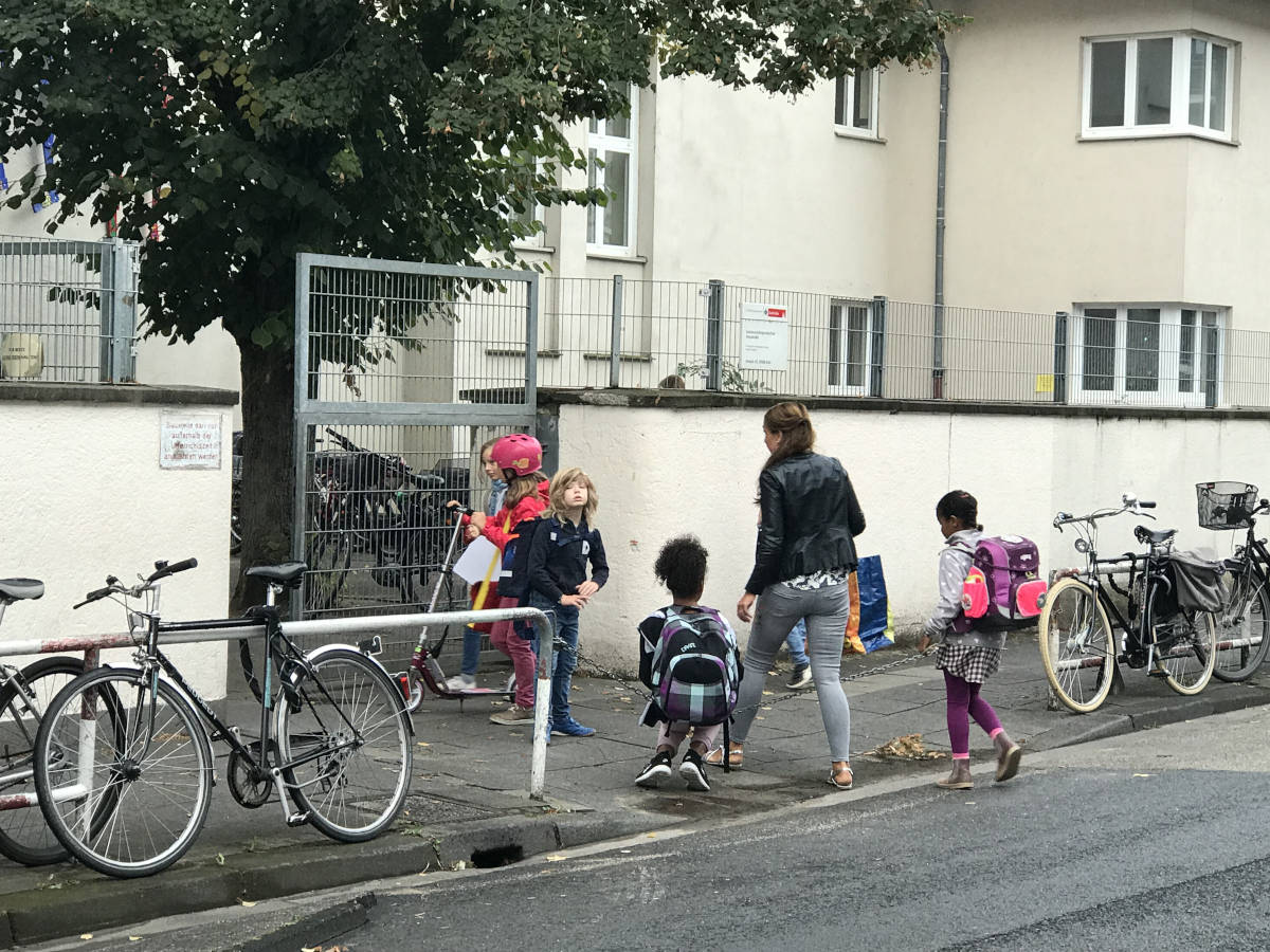 Kinder vor der Schule