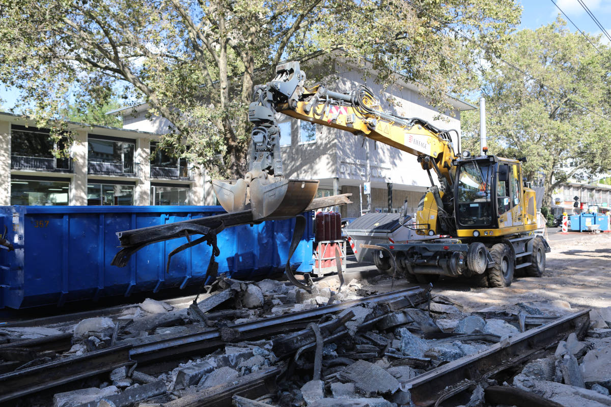 Bagger birgt Schienen für das Recycling