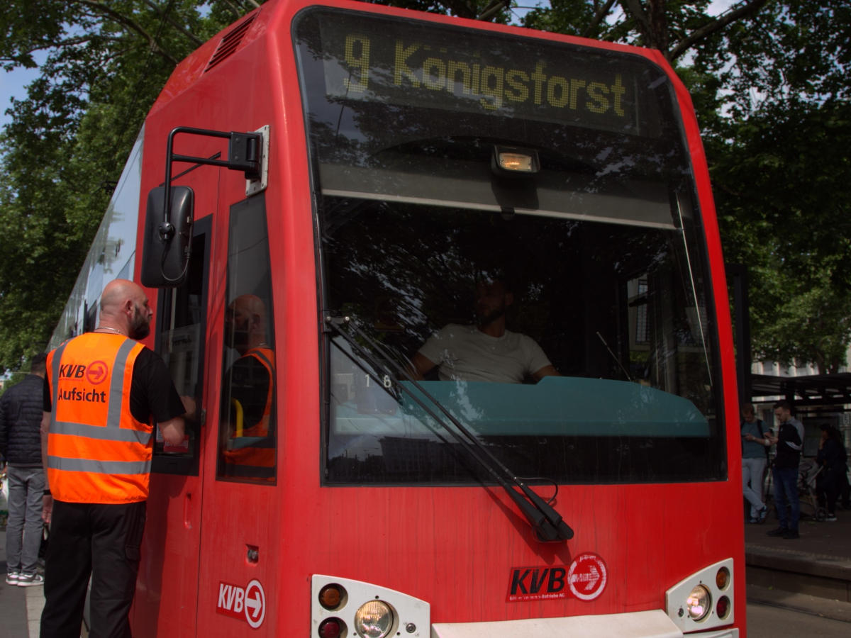 Verkehrsmeister im Gespräch mit dem Fahpersonal