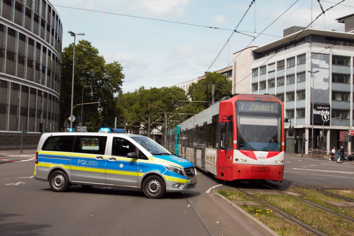 Polizei sperrt die Verkehrsverbindungen